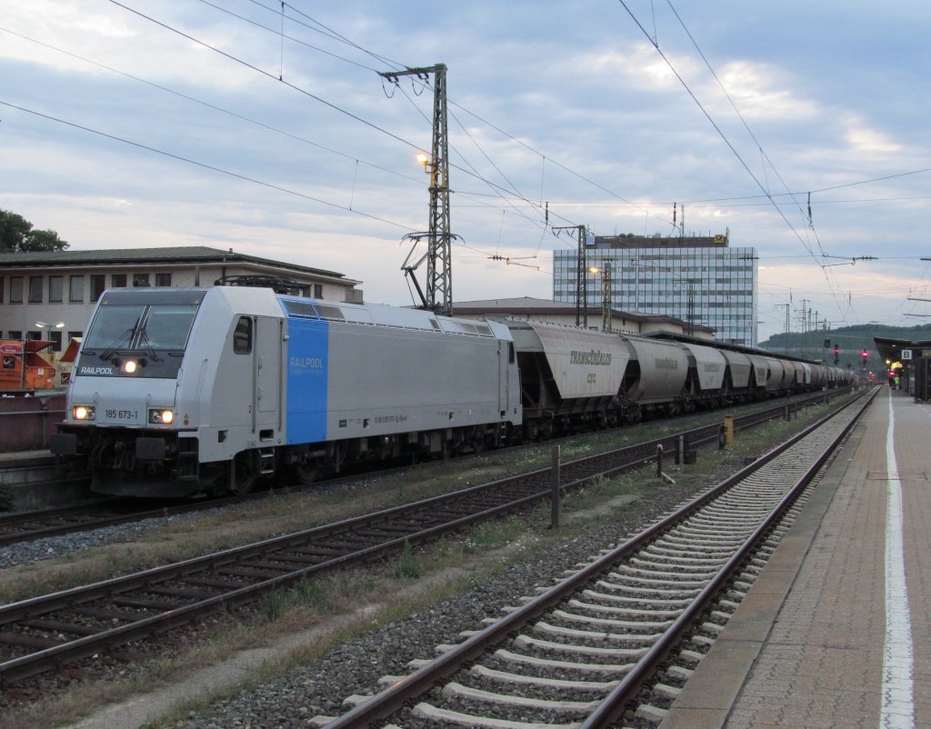 185 673-1 von Railpool steht am 15. August 2012 mit einem Getreidezug im Wrzburger Hbf.