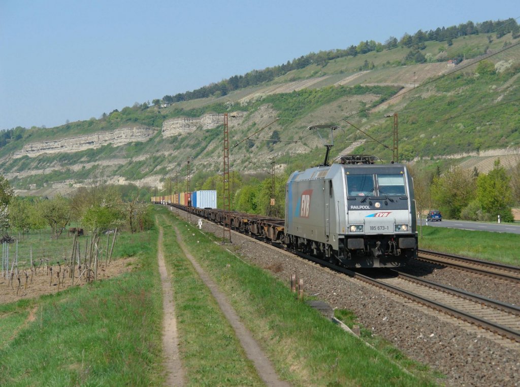 185 673 EVB mit einem Gterzug nach Stuttgart am 19.04.2011 unterwegs bei Thngersheim.