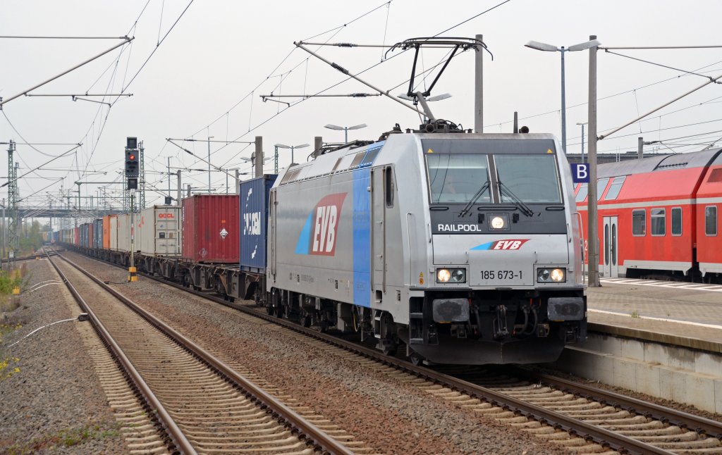185 673 der EVB zog am 27.10.11 einen Containerzug durch Bitterfeld Richtung Halle/Leipzig.
