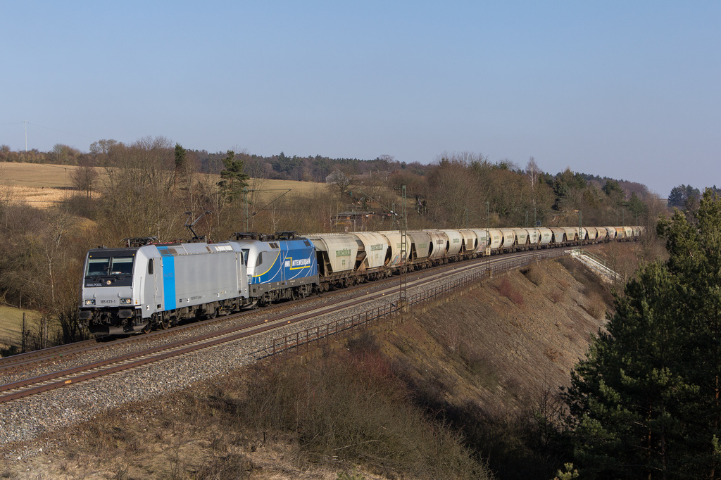 185 673 mit einem Cerealienzug und im Schlepp einen MWB Taurus auf der groen Sttzmauer in Laaber.(8.3.13)