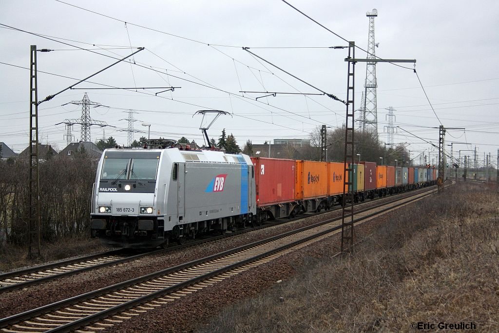 185 673 mit einem Containerzug am 13.3.10 in Ahlten.