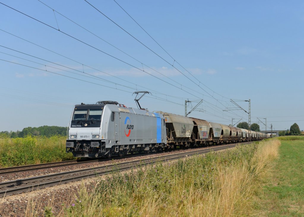 185 673 mit einem Getreidezug am 06.08.2013 bei Plattling.