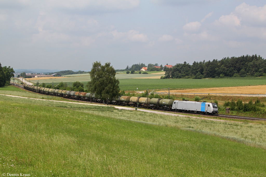 185 673 mit einem Kesselwagenzug am 06.07.2013 bei Sinngrn.