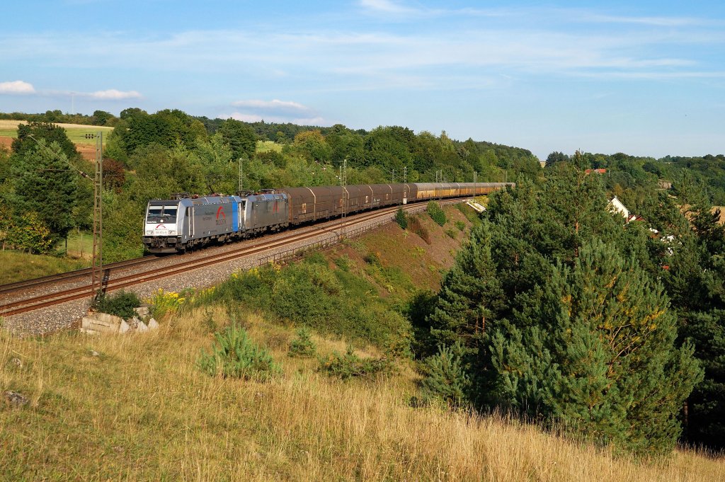 185 674 und 185 531 mit ARS-Altmann-Zug bei Laaber (17.08.2012)
