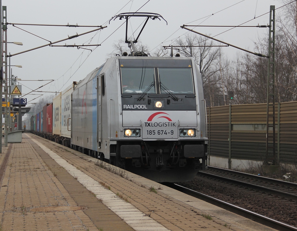 185 674-9 mit Containerzug in Fahrtrichtung Wunstorf/Bremerhaven. Aufgenommen am 17.03.2012 in Dedensen-Gmmer.