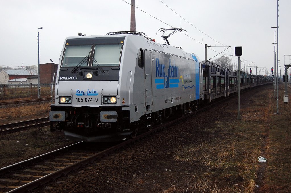 185 674-9 der Rurtalbahn GmbH mit leeren Autotransportzug in Rathenow. 27.03.2010