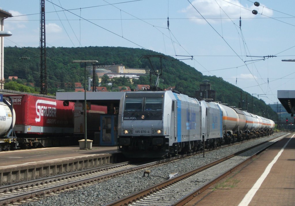 185 676 und 185 684 der Ruhrtalbahn ziehen am 03.August 2013 einen Kesselzug durch Gem�nden am Main.