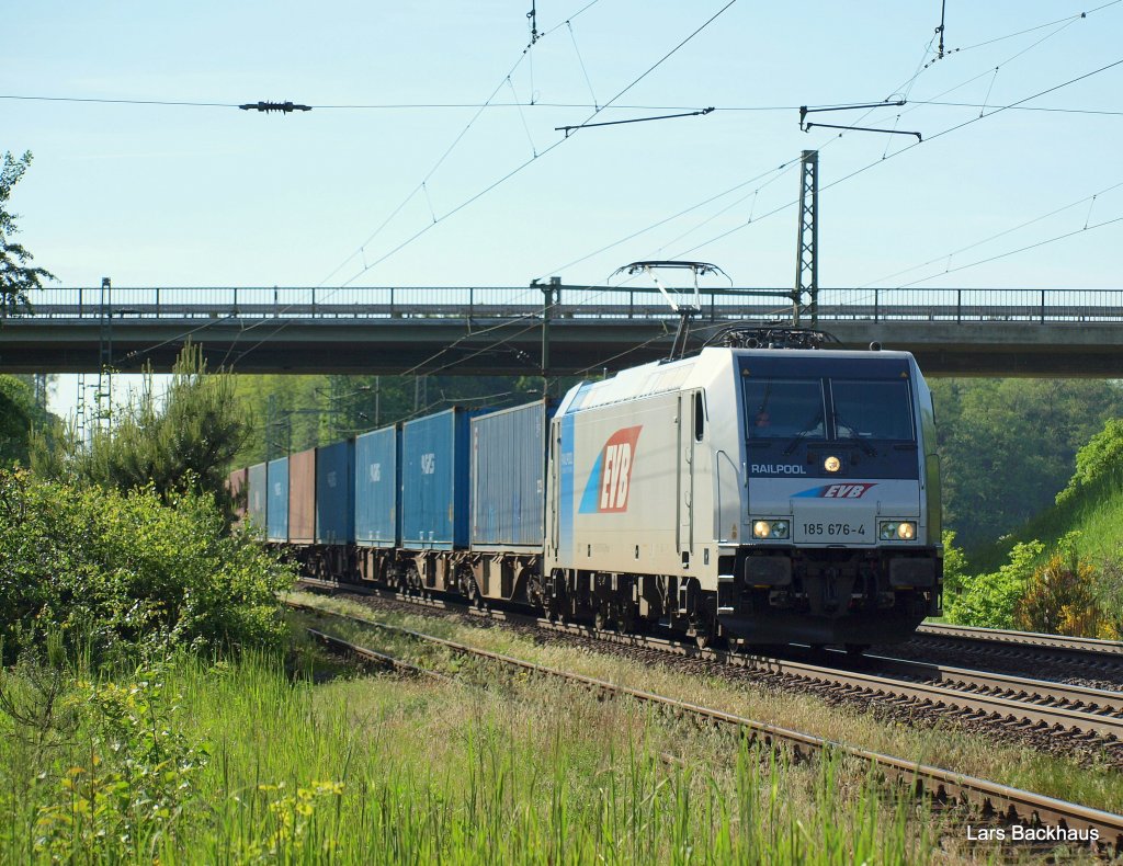 185 676-4 der EVB poltert am 5.06.10 mit einem Containerzug aus Hamburg-Waltershof durch Radbruch Richtung Hannover.