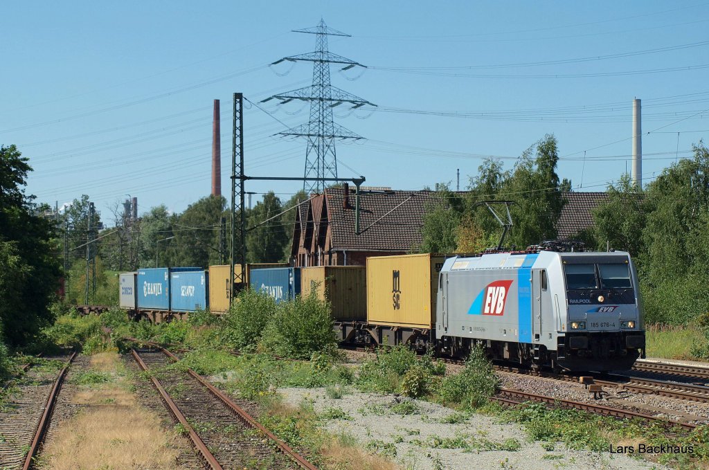 185 676-4 der EVB zieht einen Containerzug aus Hamburg-Waltershof durch Hamburg-Unterelbe Richtung Sden. Aufgenommen am 07.07.10.