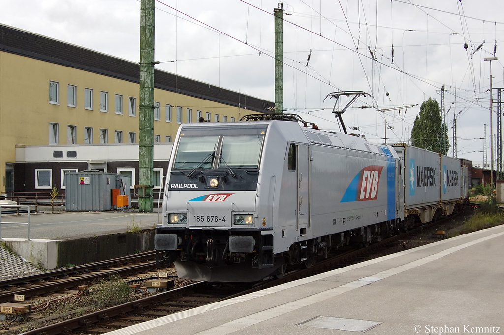 185 676-4 Railpool im Dienst fr die EVB - Eisenbahnen and Verkehrsbetriebe Elbe-Weser GmbH mit einem Containerzug in Bremen. 13.09.2011