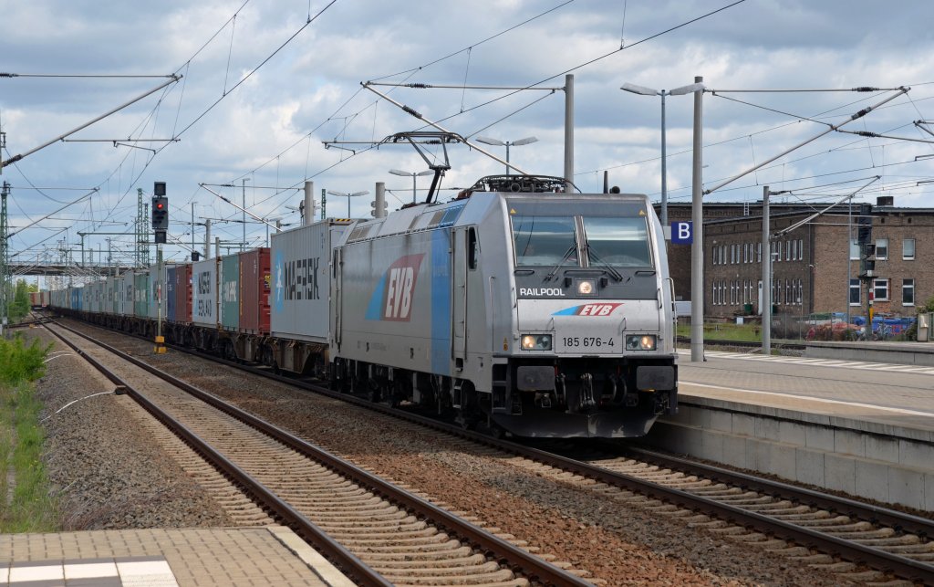 185 676 der EVB fuhr am 17.05.12 mit einem Containerzug durch Bitterfeld Richtung Halle/Leipzig.