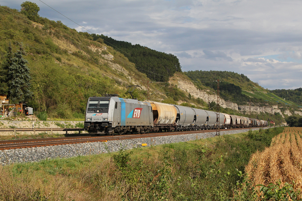 185 676 mit einem G�terzug am 29.08.2012 bei Karlstadt.