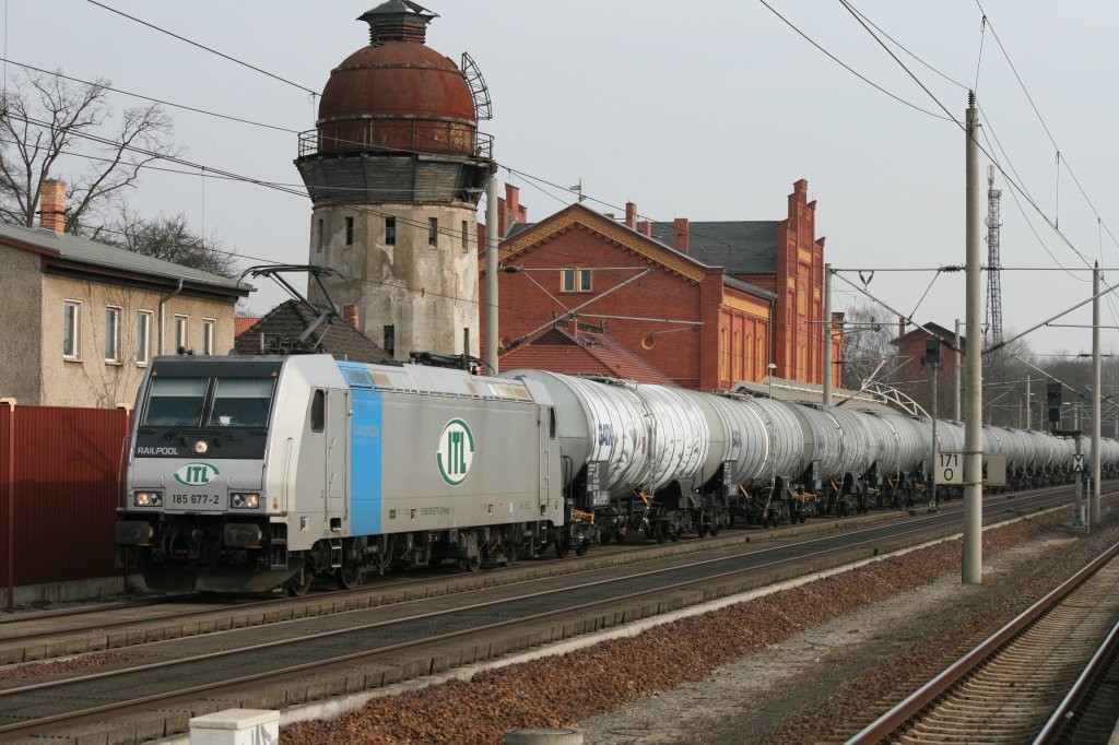185 677-2 Railpool (ITL) mit Kesselwagenzug am 09.03.2011 in Rathenow