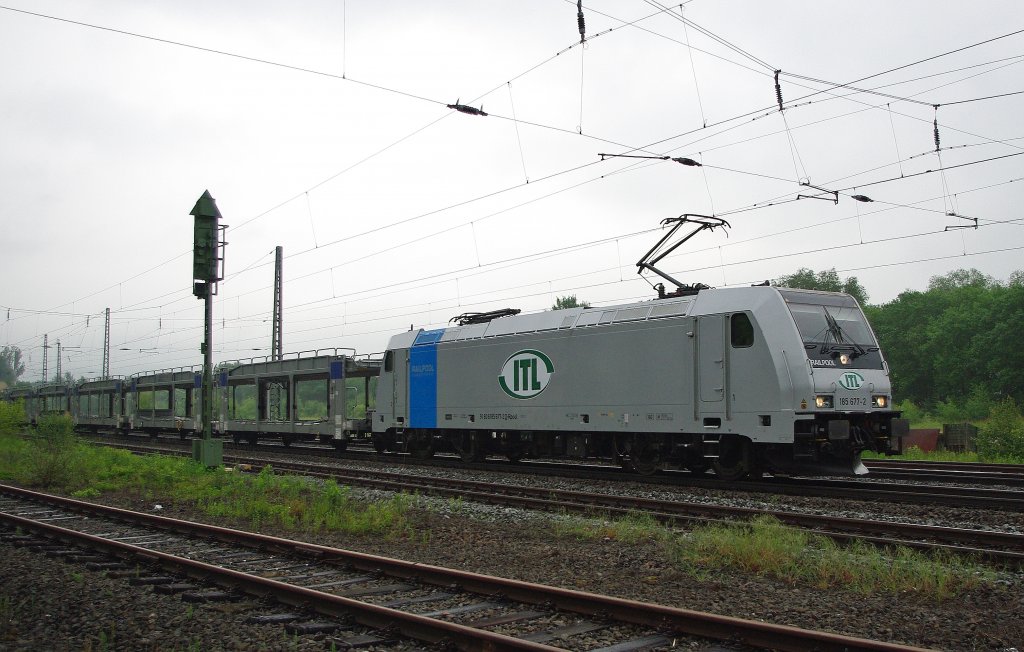 185 677-2 der Railpool, vermietet an die ITL, bringt leere Autotransportwagen in Richtung Sden. Aufgenommen am 28.05.2010 in Eschwege West.