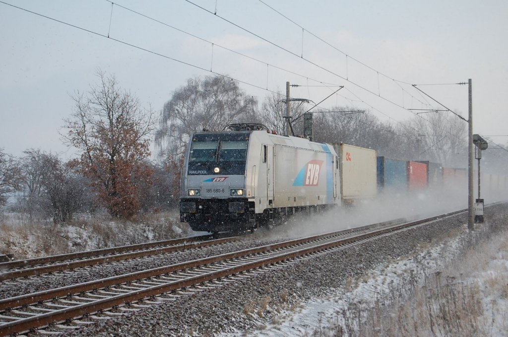 185 680-6 EVB am 19.12.2009 im Schneegestber kurz vor berquerung des Mittellandkanals bei Peine
