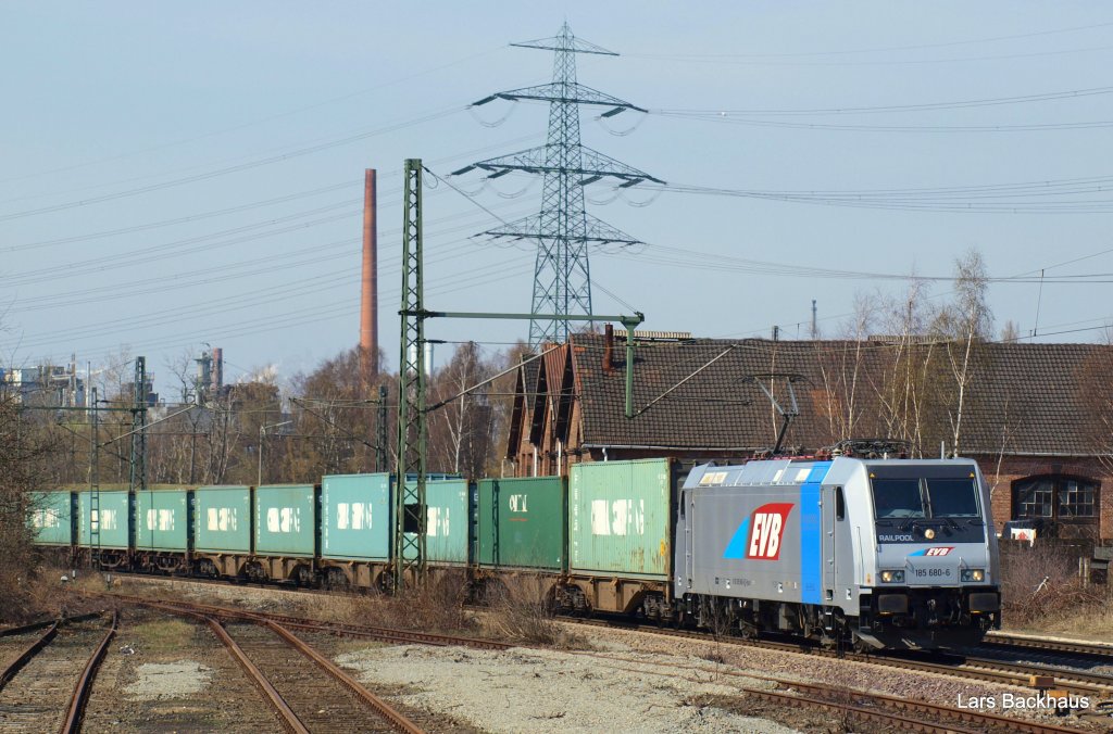 185 680-6 der EVB brintt einen Containerzug aus dem Hamburger Hafen Richtung Maschen Rbf. Aufgenommen am 07.04.10 in Hamburg-Unterelbe.