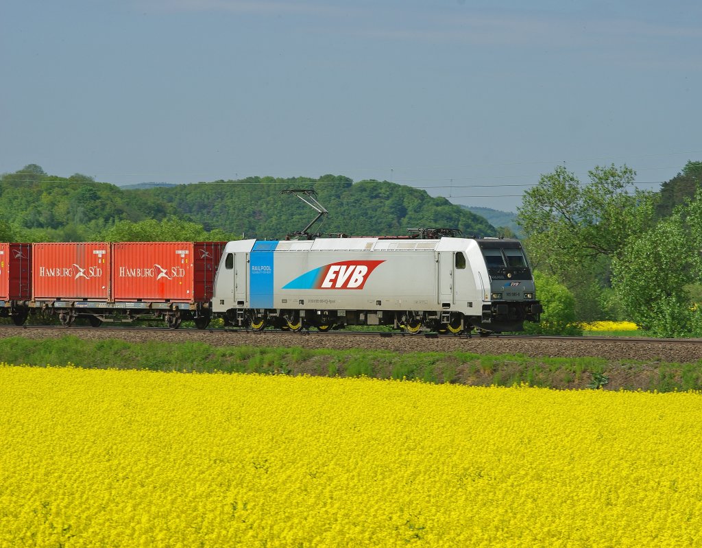 185 680-6 der EVB donnert hier mit ihrem Containerzug am Rapsfeld vorbei in Fahrtrichtung Sden! Aufgenommen am 21.05.2010 zwischen Bad Sooden Allendorf und Eschwege-West.