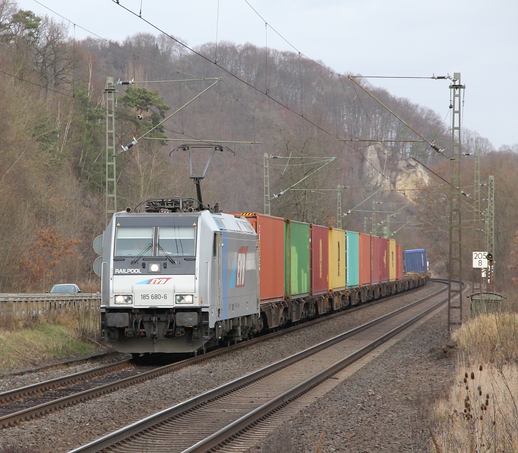 185 680-6 mit Containerzug in Fahrtrichtung Sden. Aufgenommen am 08.12.2011 bei Albungen.