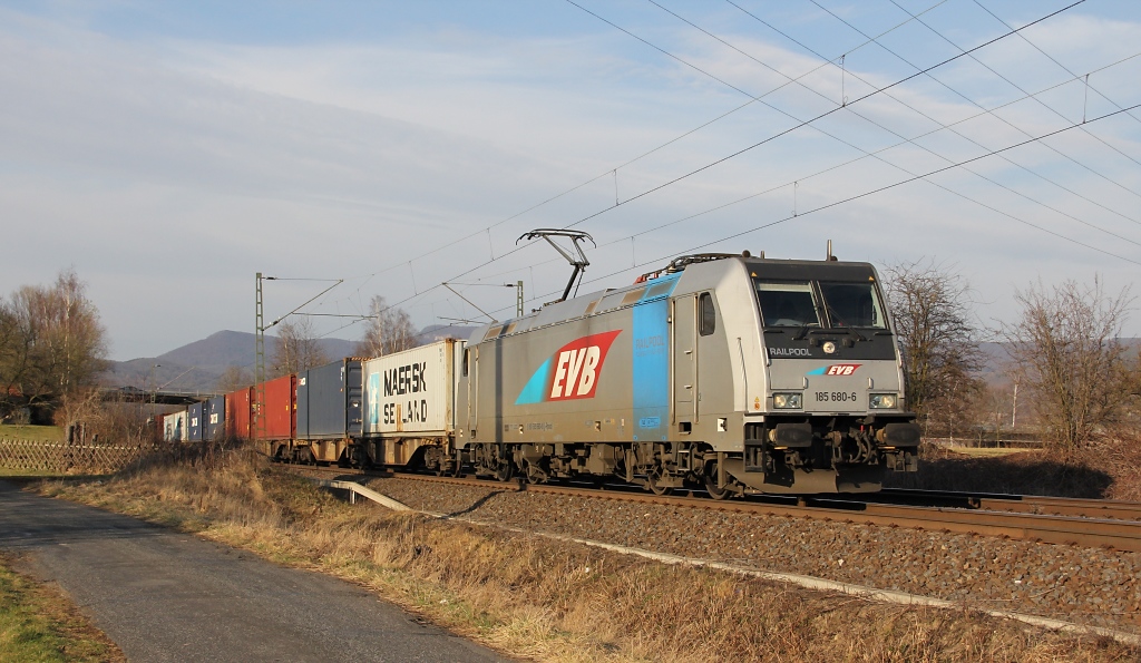 185 680-6 mit Containerzug in Fahrtrichtung Norden. Aufgenommen am 20.03.212 kurz vor Eschwege West.