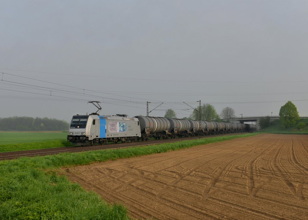 185 680 mit einem Kesselzug am 01.05.2013 bei Plattling.