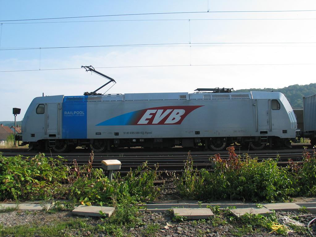 185 680 der Railpool(weitervermietet an die EVB) steht am 14. August 2010 mit einem Containerzug nach Bremerhaven in Kreiensen.