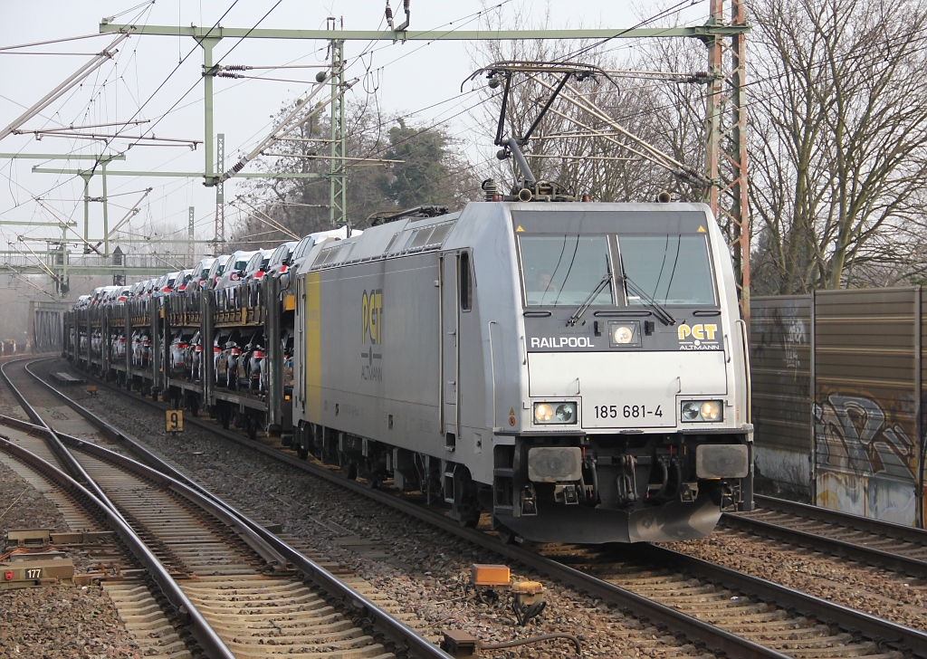 185 681-4 mit Autotransportwagen in Fahrtrichtung Seelze. Aufgenommen in Hannover Linden/Fischerhof am 17.03.2012.