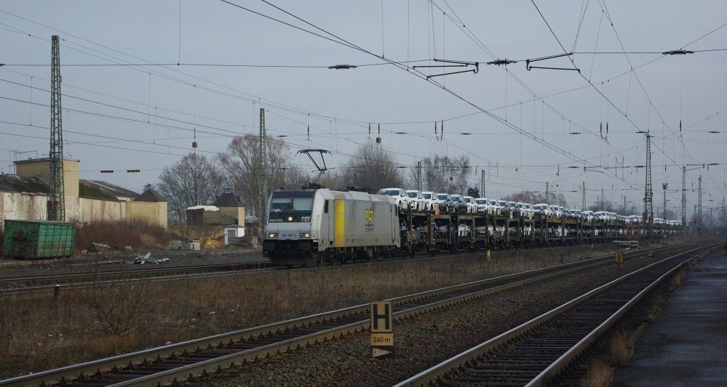185 681-4 mit Autotransportzug in Fahrtrichtung Sden in Eichenberg. Aufgenommen am 16.02.2011.