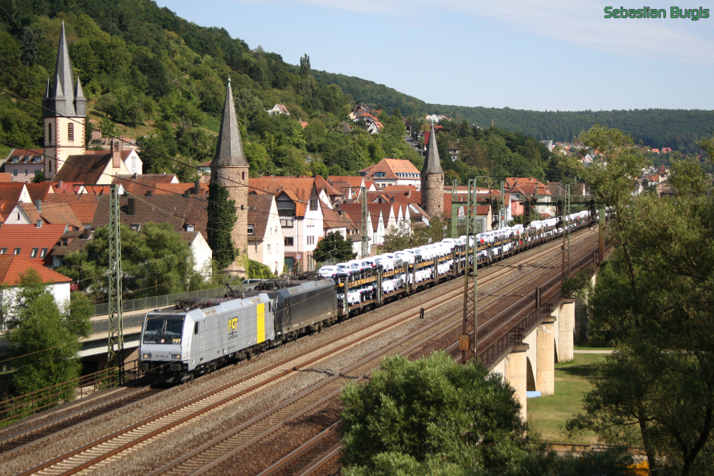 185 681-4 von PCT Altmann und eine weitere 185 fahren mit einem Autotransportzug durch Gemnden/Main Richtung Jossa (15.08.2012)