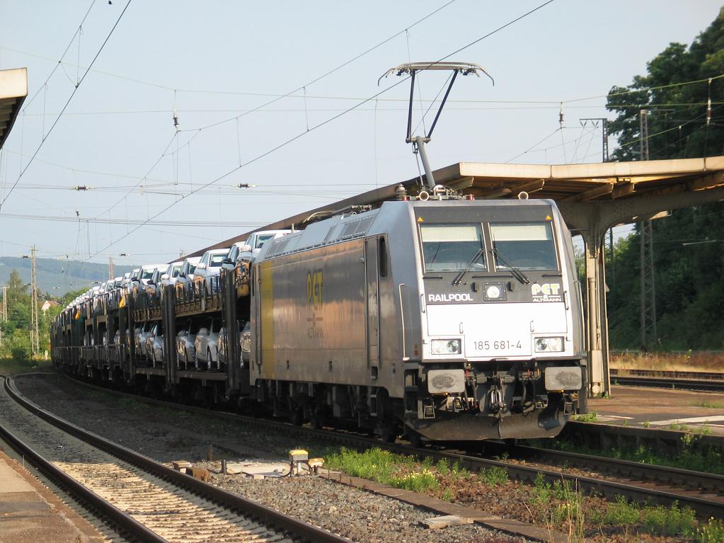 185 681(Railpool/PCT) fhrt am 7. August 2010 mit einem Altmann Autozug durch Kreiensen.