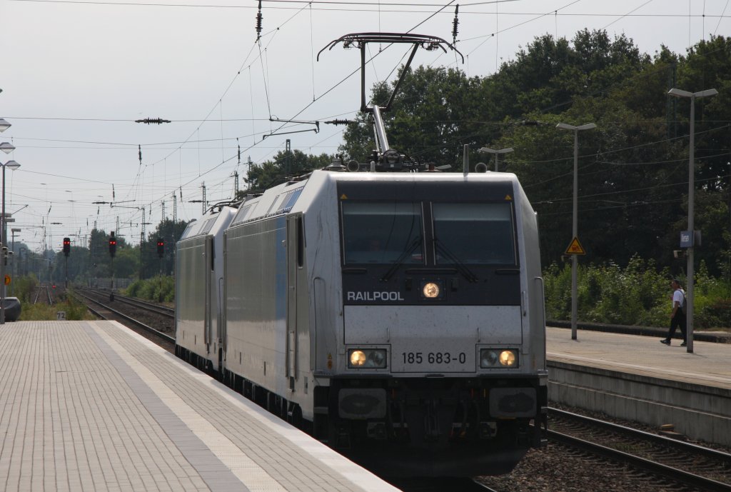 185 683 und 684 durchfahren am 25.07.10 den Bahnhof Viersen.