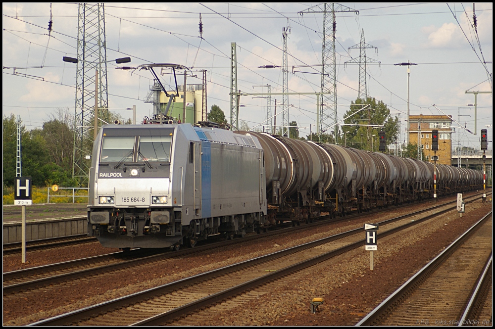 185 684-8 ist derzeit bei der Rurtalbahn im Einsatz, hier zieht sie einen Kesselzug (NVR-Nummer: 91 80 6185 684-8 D-Rpool, Eigentum Railpool GmbH Mnchen, gesehen Berlin Schnefeld Flughafen 12.09.2010)