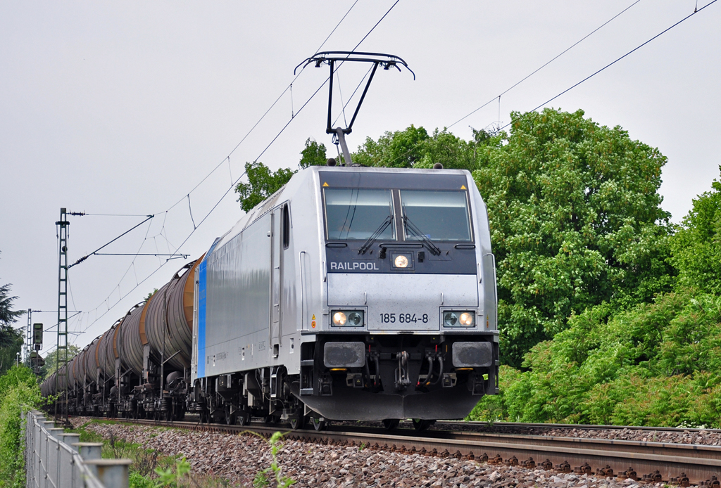 185 684-8 mit Kesselwagen,  Railpool  durch Bonn-Beuel - 06.05.2011