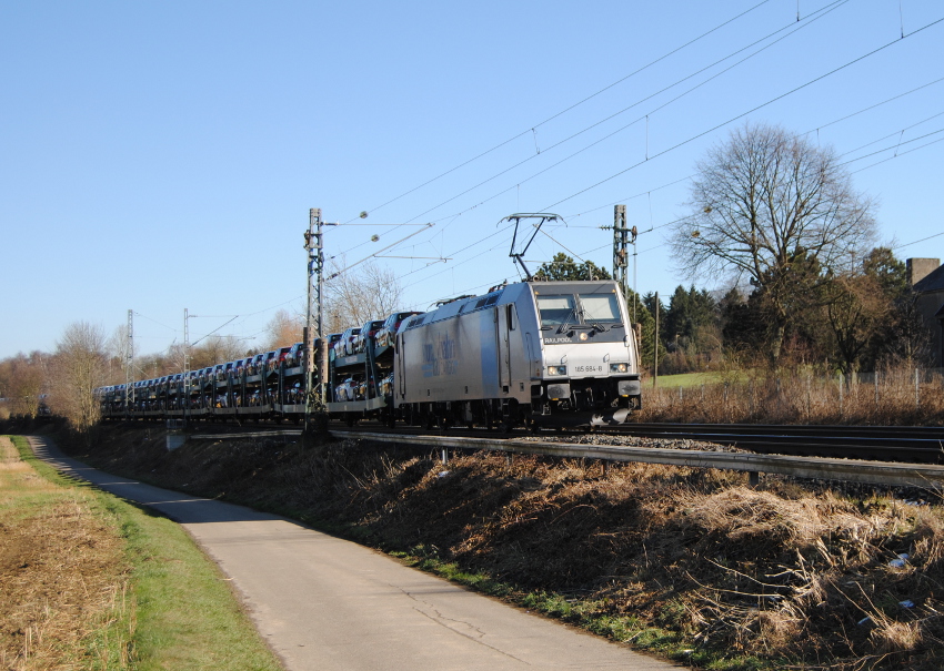185 684 von RaiPool fr die RurTalBahn im Einsatz mit Neuwagen in Richtung Aachen am18.03.2013 auf der KBS 485
