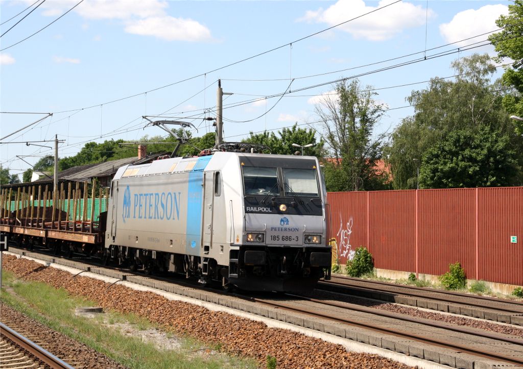 185 686-3 berfhrt einen leeren Holzzug zur nchsten Beladung am 28.Mai 2012 durch Rathenow