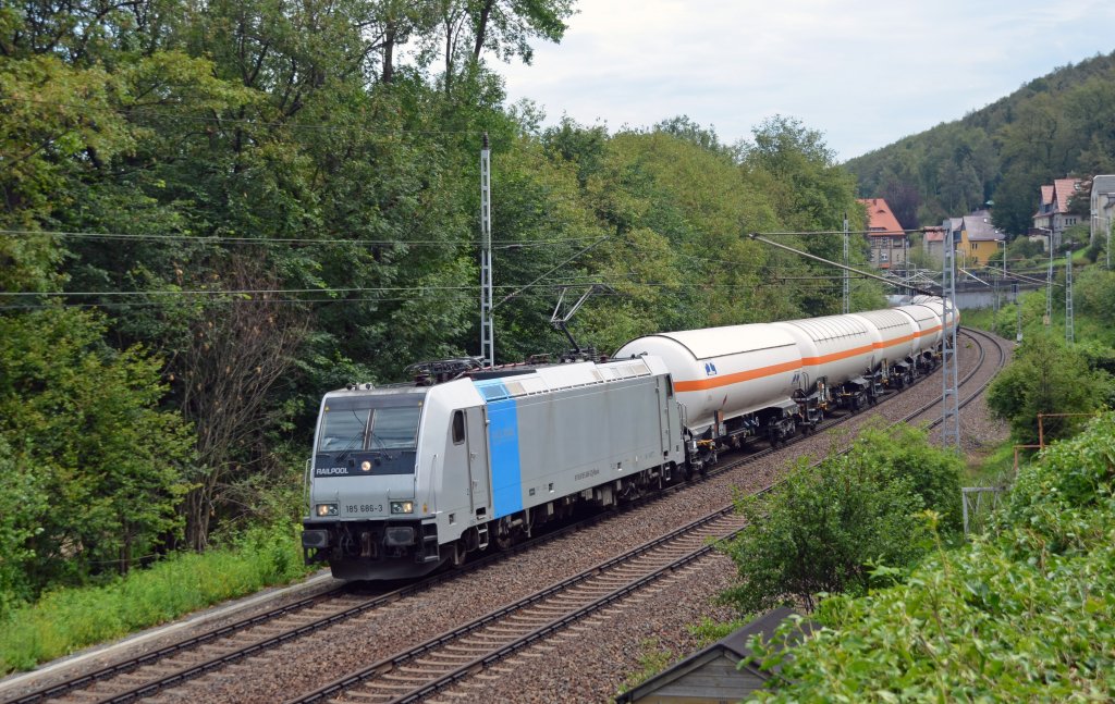 185 686 zog am 03.07.13 einen Ganzzug Gaskesselwagen durch Knigstein Richtung Dresden.