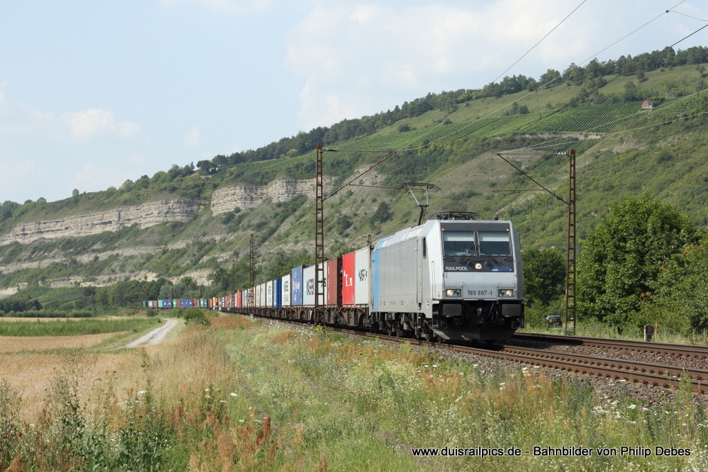 185 687-1 (Railpool / Rurtalbahn Cargo) fhrt am 25. Juli 2012 um 16:15 Uhr mit einem Gterzug durch Thngersheim