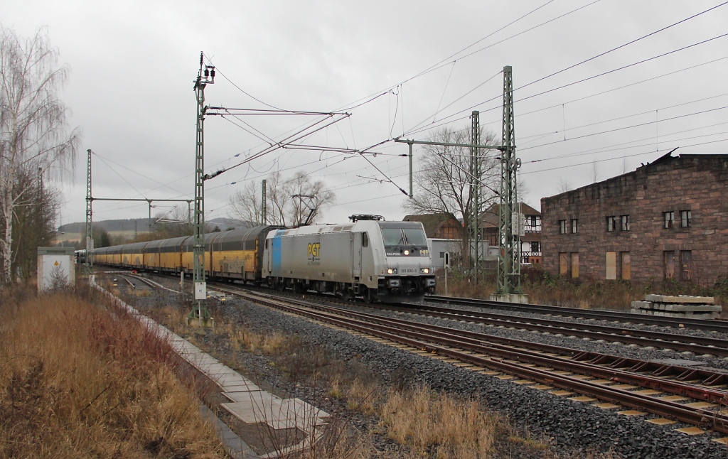 185 690-5 mit geschlossenen ARS-Autotransportwagen in Fahrtrichtung Norden. Aufgenommen am 01.02.2013 beim B� Eltmannshausen/Oberhone.