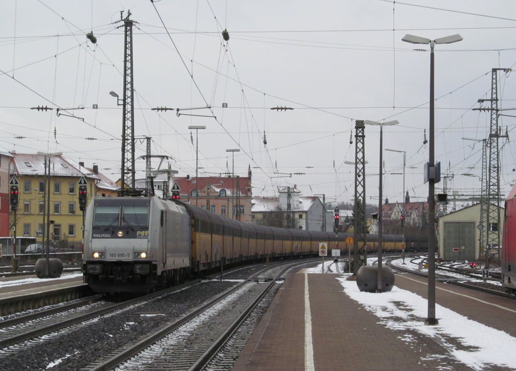 185 690-5 von PCT Altmann zieht am 20. Februar 2013 einen Autotransportzug durch Ansbach.