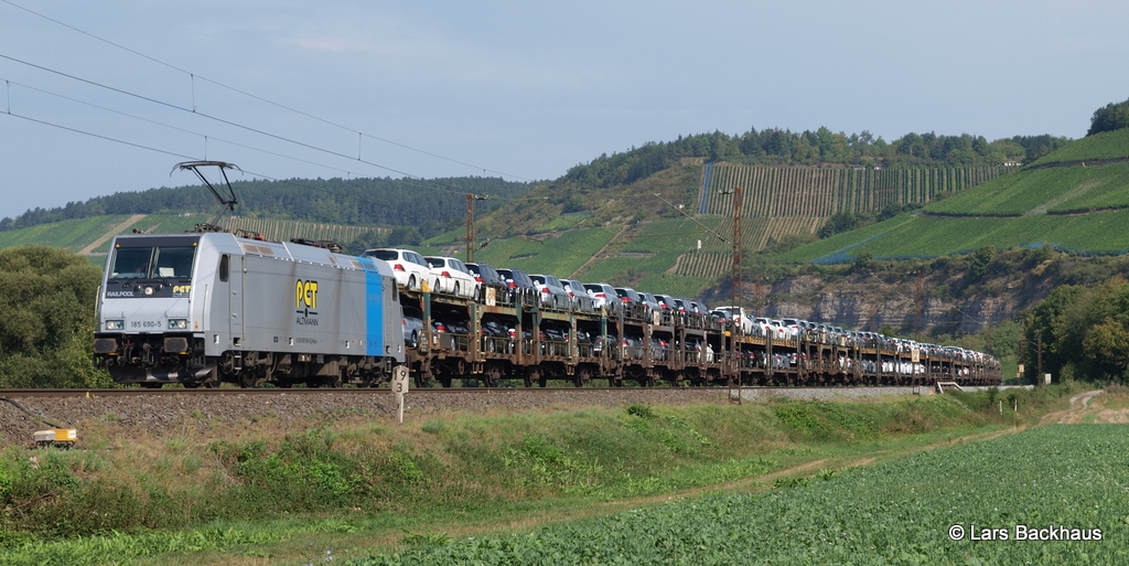 185 690-5 PCT bringt am 5.09.12 ihren VW-Zug durch Himmelstadt Richtung W�rzburg.