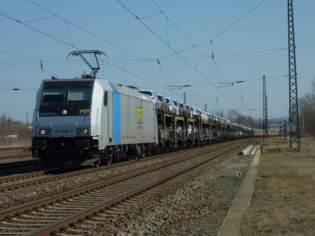 185 690 mit dem VW Zug nach Emden am 17.3.12 in Zwickau 
