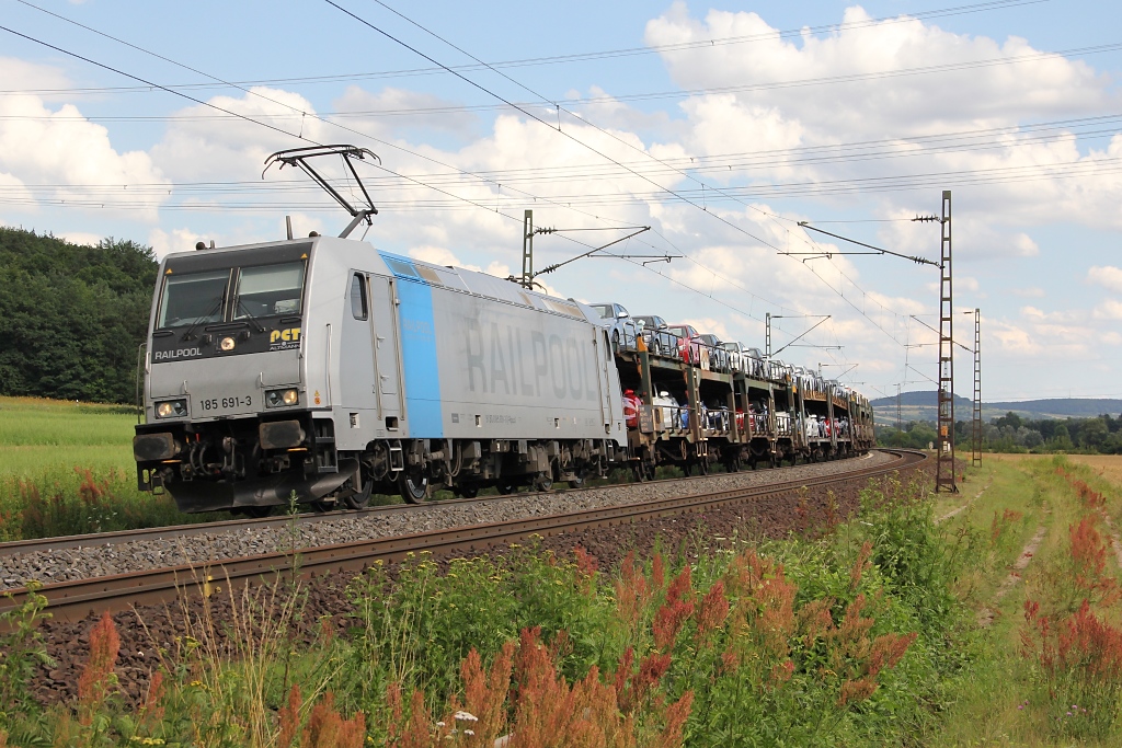 185 691-3 fr PCT mit Autotransportzug in Fahrtrichtung Norden. Aufgenommen am 10.07.2012 bei Harrbach.
