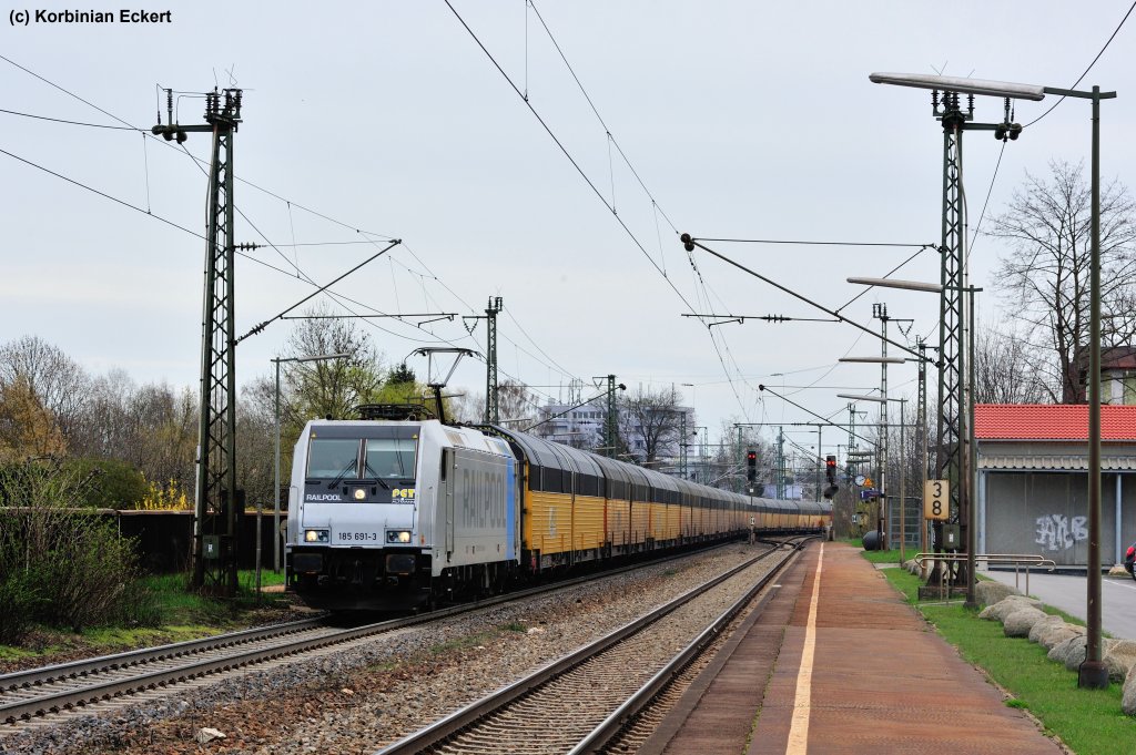 185 691-3  Railpool  mit einem Autotransportzug Richtung Nrnberg bei der Durchfahrt in Regensburg-Prfening, 10.04.2012