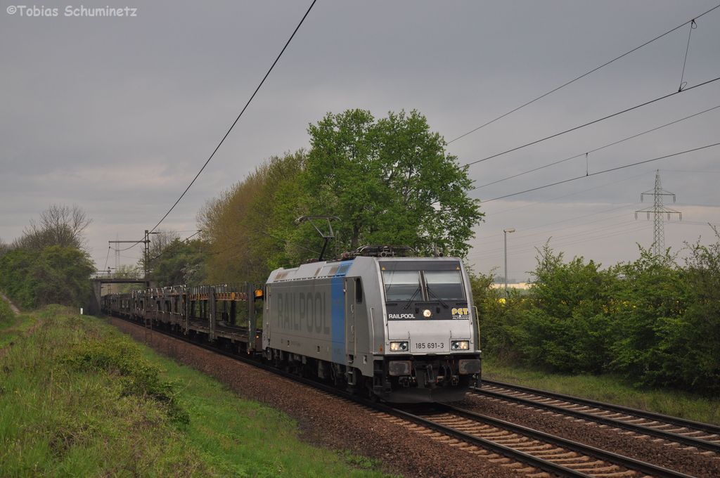 185 691 mit leerem Autozug am 30.04.2012 in Ahlten