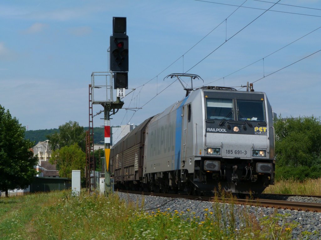 185 691 von PCT Altmann, bzw. Railpool fhrt am 7.8.13 mit einem ARS durch das Maintal von Gemnden(Main) Richtung Wrzburg.
Eingefangen bei Karlstdt(Main!)