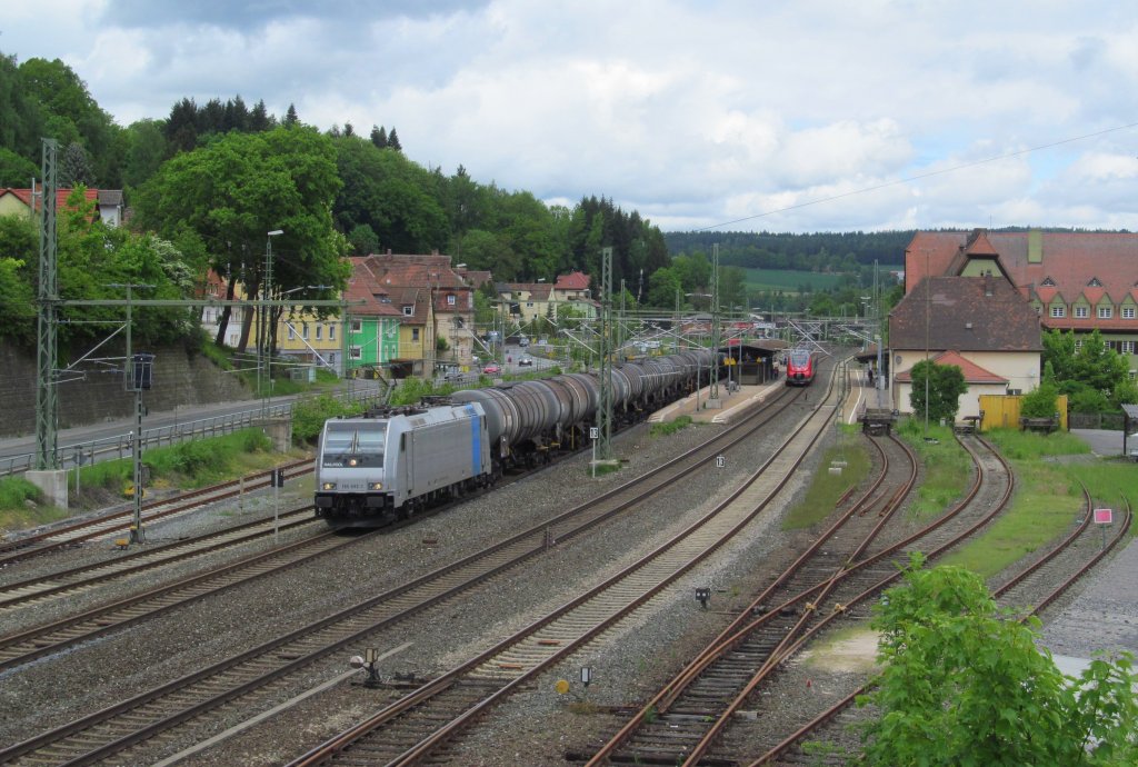 185 692-1 von Railpool zieht am 21. Mai 2013 einen Kesselwagenzug durch Kronach in Richtung Lichtenfels.