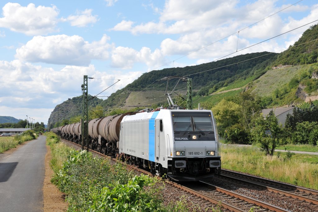 185 692-1 von Railpool zieht einen Kesselwagenzig durch Leutesdorf. Aufgenommen am 09/07/2011.