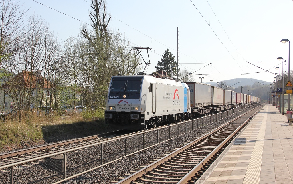 185 693-9 mit KLV-Zug in Fahrtrichtung Norden. Aufgenommen am 24.04.2013 in Wehretal-Reichensachsen.