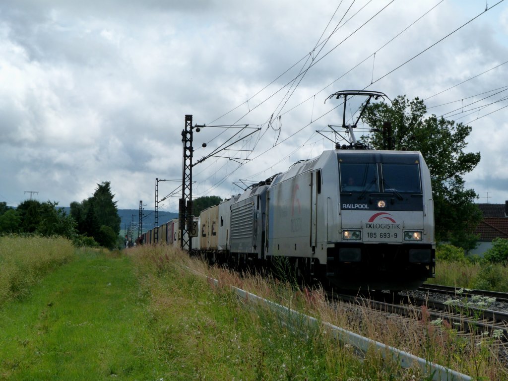 185 693 fhrt am 29.06.13 mit ES 64 F4 - 027 im Schlepp sowie einem Gterzug durch das Maintal bei Himmelstadt, Richtung Gemnden (Main!)
