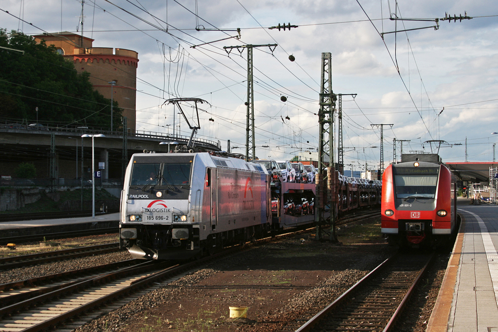 185 696 mit einem Autozug neben 425 031 am 19.08.2010 in Koblenz.