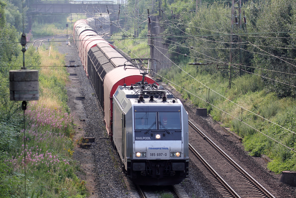 185 697-0 auf der Hamm-Osterfelder Strecke in Recklinghausen 24.7.2013